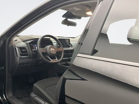 Used 2023 Nissan Rogue S AWD/4WD image 10
