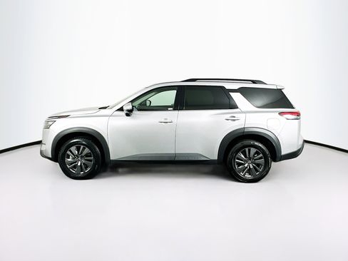 Used 2024 Nissan Pathfinder SV image 4