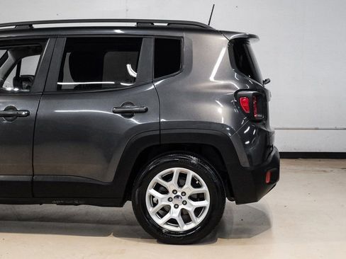 Used 2018 Jeep Renegade Latitude image 17