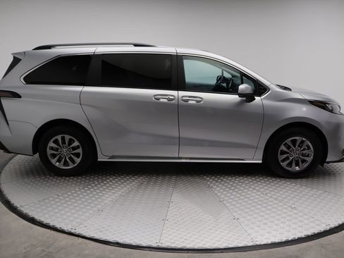 Certified 2025 Toyota Sienna XLE image 7