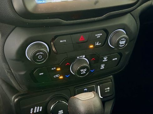 Used 2023 Jeep Renegade Latitude AWD/4WD image 19