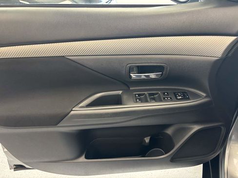 Used 2016 Mitsubishi Outlander SE image 19