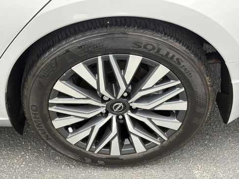 Used 2024 Nissan Altima 2.5 SV w/ SV Premium Package FWD image 13
