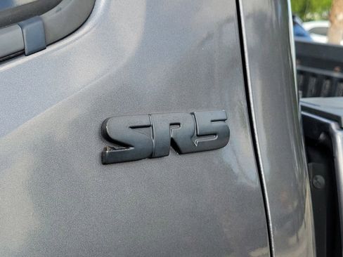 Used 2017 Toyota Tacoma SR5 w/ Tow Package RWD image 9