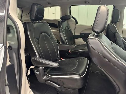 Used 2024 Chrysler Pacifica Limited FWD image 24