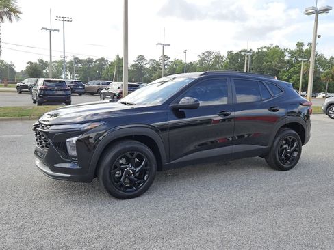 Used 2025 Chevrolet Trax LT w/ Driver Confidence Package FWD image 2