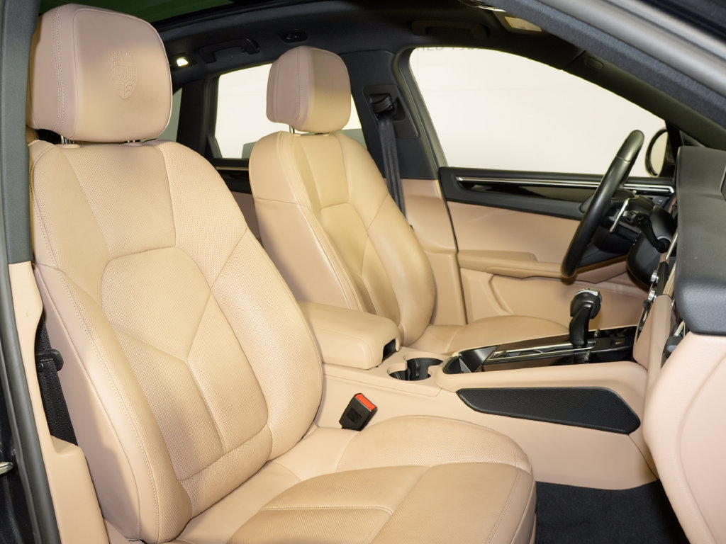 Certified 2023 Porsche Macan AWD/4WD image 40