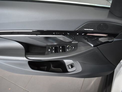 Used 2024 BMW 530i xDrive image 32