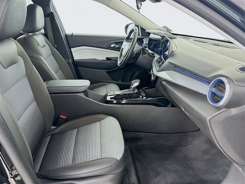 Used 2025 Chevrolet Trax LT w/ LT Convenience Package image 29