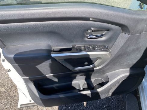 Used 2017 Nissan Titan SV image 8