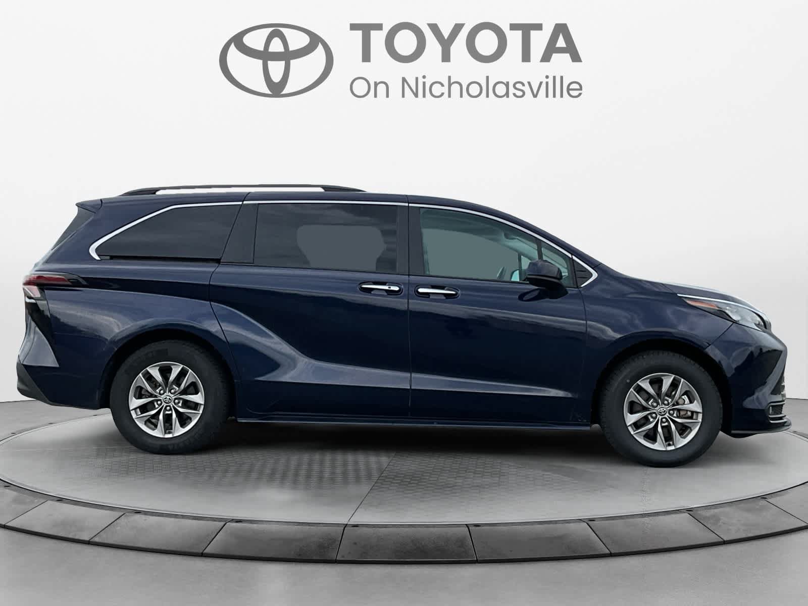 Used 2025 Toyota Sienna XLE FWD image 6