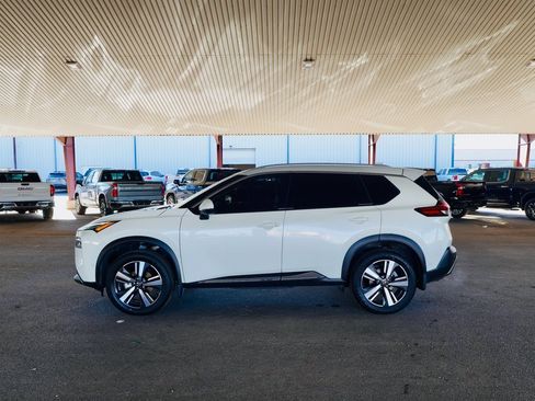 Used 2021 Nissan Rogue Platinum image 2