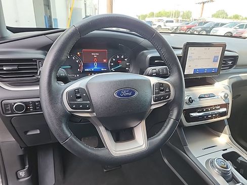 Used 2024 Ford Explorer XLT AWD/4WD image 14