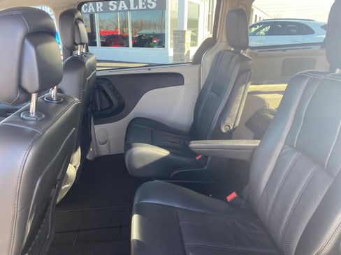 Used 2011 Chrysler Town & Country Touring-L w/ Entertainment Group #2 FWD image 17
