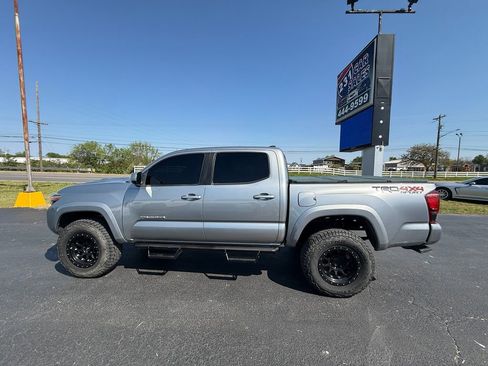 Used 2019 Toyota Tacoma TRD Sport image 7
