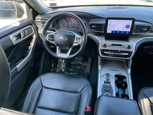 Used 2022 Ford Explorer XLT w/ Equipment Group 202A AWD/4WD image 10