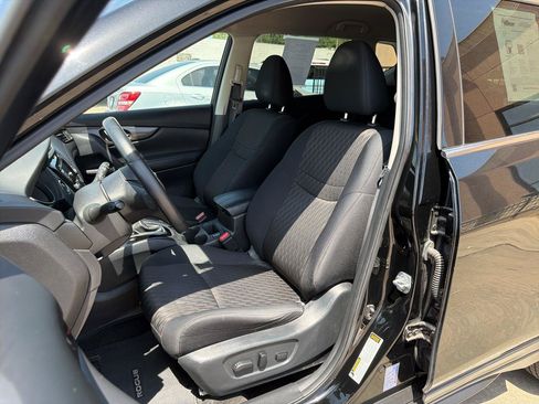 Used 2018 Nissan Rogue SV AWD/4WD image 11