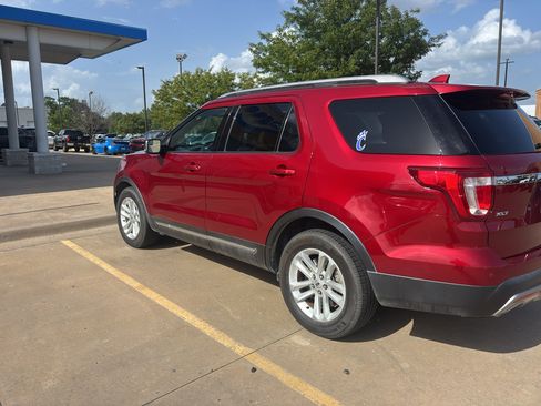 Used 2017 Ford Explorer XLT w/ Equipment Group 201A FWD image 3