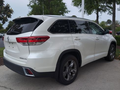Used 2019 Toyota Highlander Limited Platinum AWD/4WD image 10