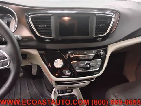 Used 2020 Chrysler Voyager L FWD image 12