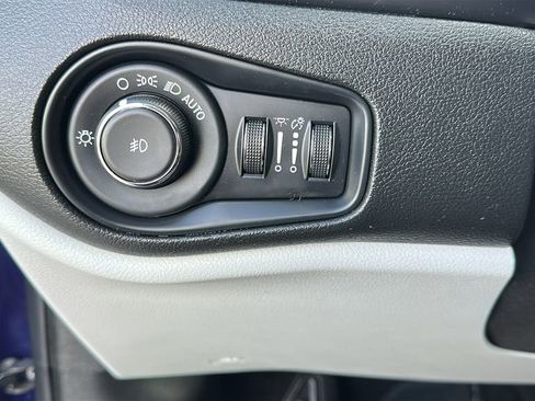 Used 2018 Jeep Renegade Latitude w/ Popular Equipment Group image 20