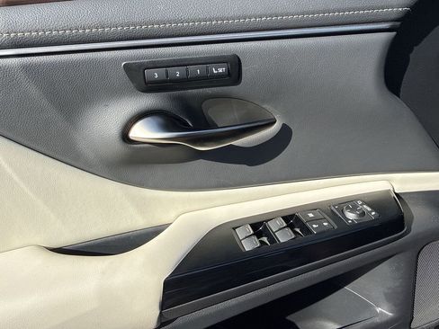 Used 2025 Lexus ES 350 w/ Premium Package image 29