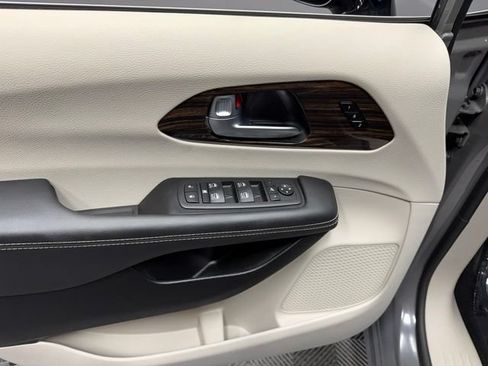 Used 2024 Chrysler Pacifica Limited FWD image 15