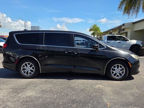 Used 2017 Chrysler Pacifica Touring FWD image 8