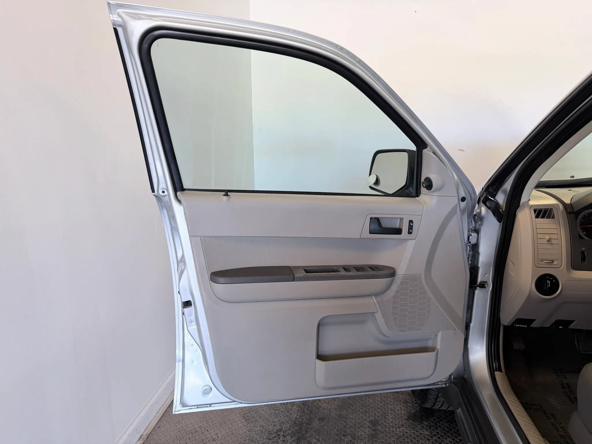 Used 2010 Ford Escape XLS FWD image 8
