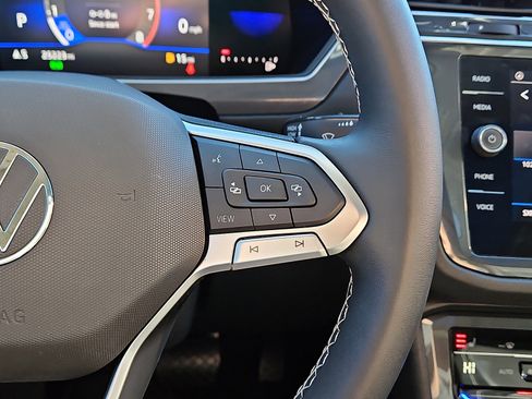 Used 2022 Volkswagen Tiguan SE w/ Panoramic Sunroof Package image 18