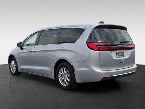 Used 2024 Chrysler Pacifica Touring-L FWD image 6