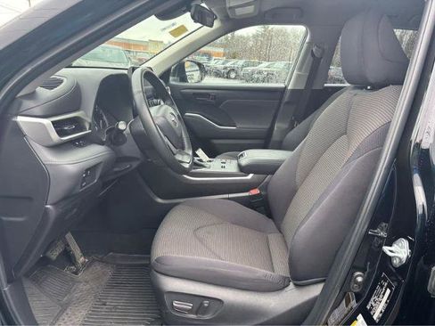 Used 2023 Toyota Highlander LE FWD image 28
