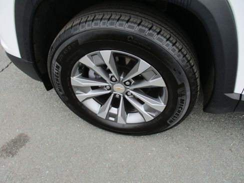 Used 2025 Chevrolet Equinox LT AWD/4WD image 9