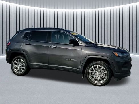Used 2023 Jeep Compass Latitude AWD/4WD image 4