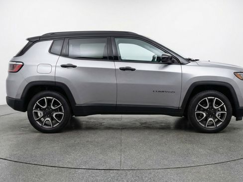 Used 2025 Jeep Compass Trailhawk image 11