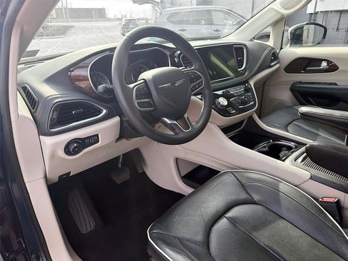 Used 2023 Chrysler Pacifica Limited image 9