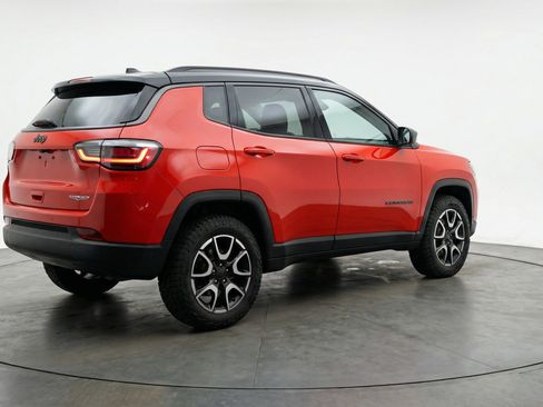 Used 2025 Jeep Compass Trailhawk AWD/4WD image 9