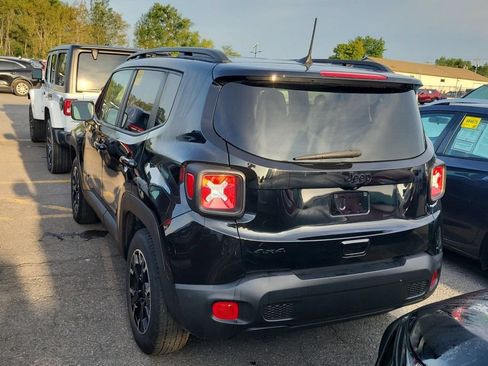 Used 2023 Jeep Renegade Latitude AWD/4WD image 4