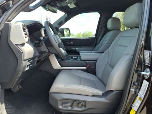 Used 2025 Toyota Tundra Limited AWD/4WD image 19