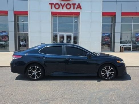 Used 2019 Toyota Camry SE FWD image 6