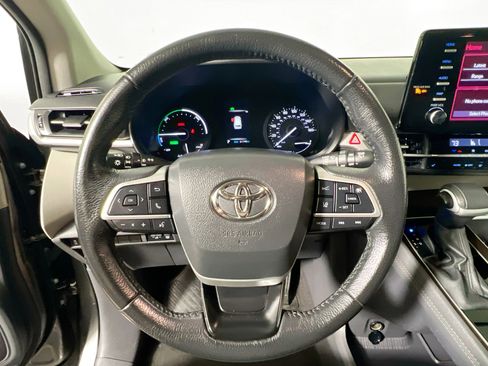 Used 2024 Toyota Sienna XLE image 17