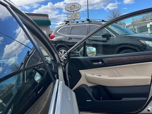 Used 2018 Subaru Outback 2.5i Limited image 11
