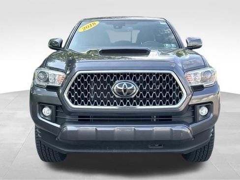 Used 2018 Toyota Tacoma TRD Sport AWD/4WD image 9