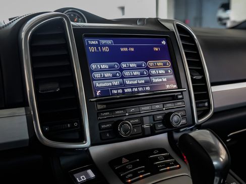 Used 2015 Porsche Cayenne Turbo w/ Premium Plus Package image 25