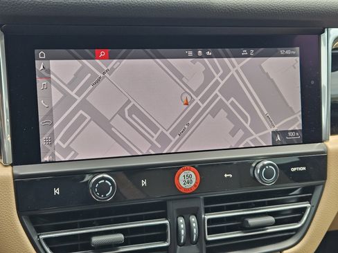 Certified 2026 Porsche Macan AWD/4WD image 17
