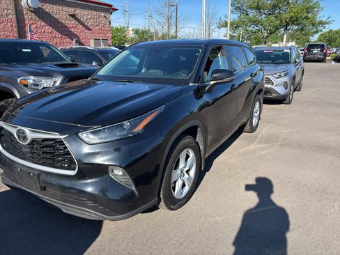 Used 2023 Toyota Highlander LE AWD/4WD image 2
