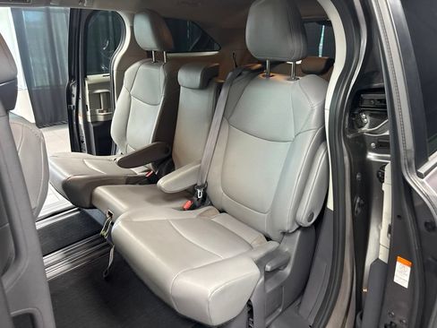 Used 2021 Toyota Sienna XLE FWD image 28