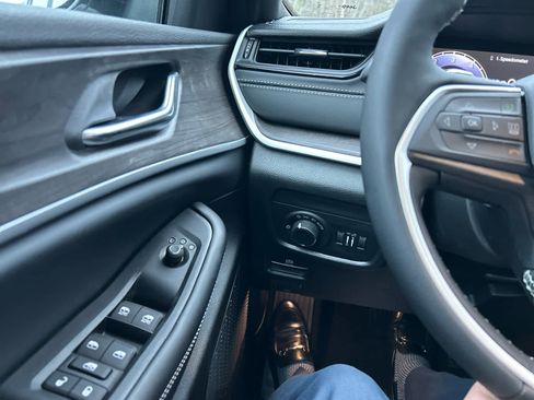 New 2026 Jeep Grand Cherokee Altitude AWD/4WD image 16