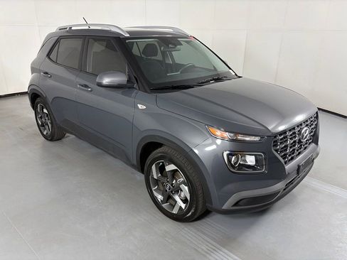 Used 2025 Hyundai Venue SEL FWD image 2