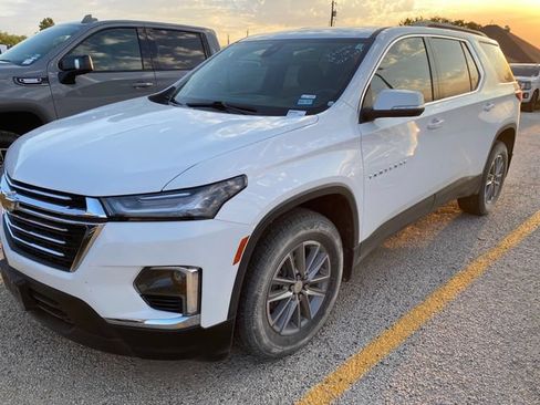 Used 2022 Chevrolet Traverse LT FWD image 2